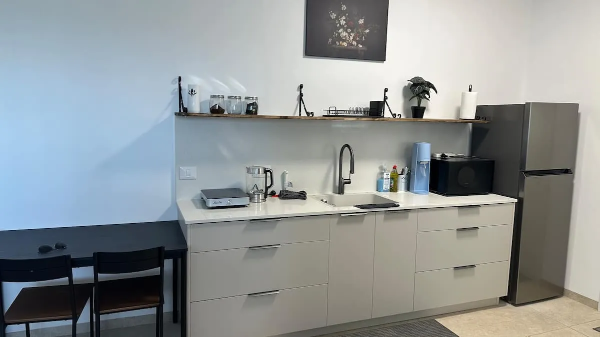 Equipped indoor kitchen and dining counter